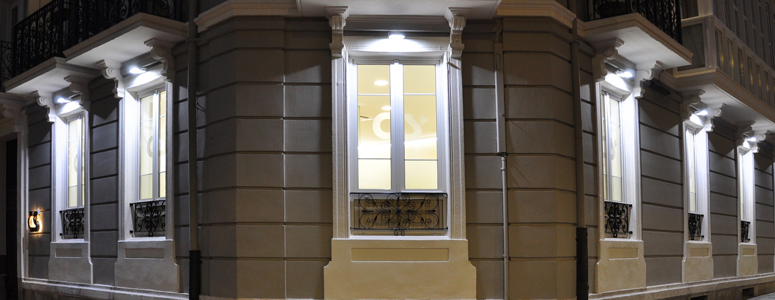 Edificio Consulting de Seguros de noche